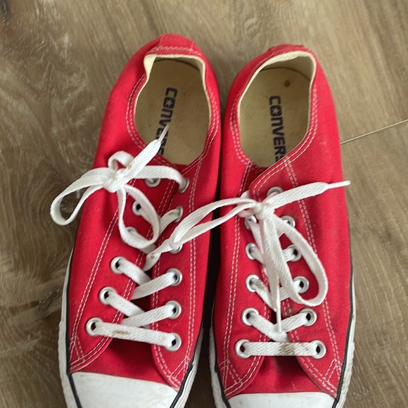 Red converse - Picture 3 of 4